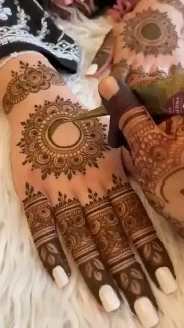 stylish circle back hand mehndi design