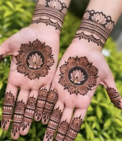 simple stylish circle finger mehndi design