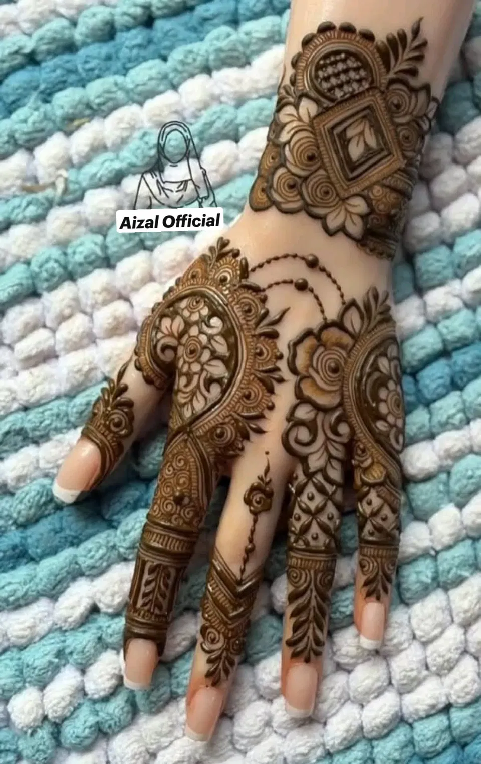 Aesthetic Arabic Back Hand Mehndi Design for Eid (34)