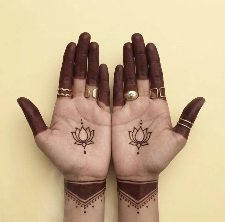 Aesthetic Minimal Front Hand Mehndi Design with Lotus (2)