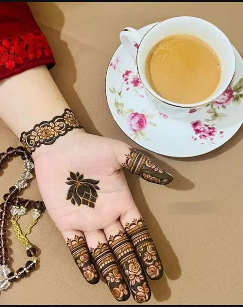 aesthetic minimal flower front hand mehndi design