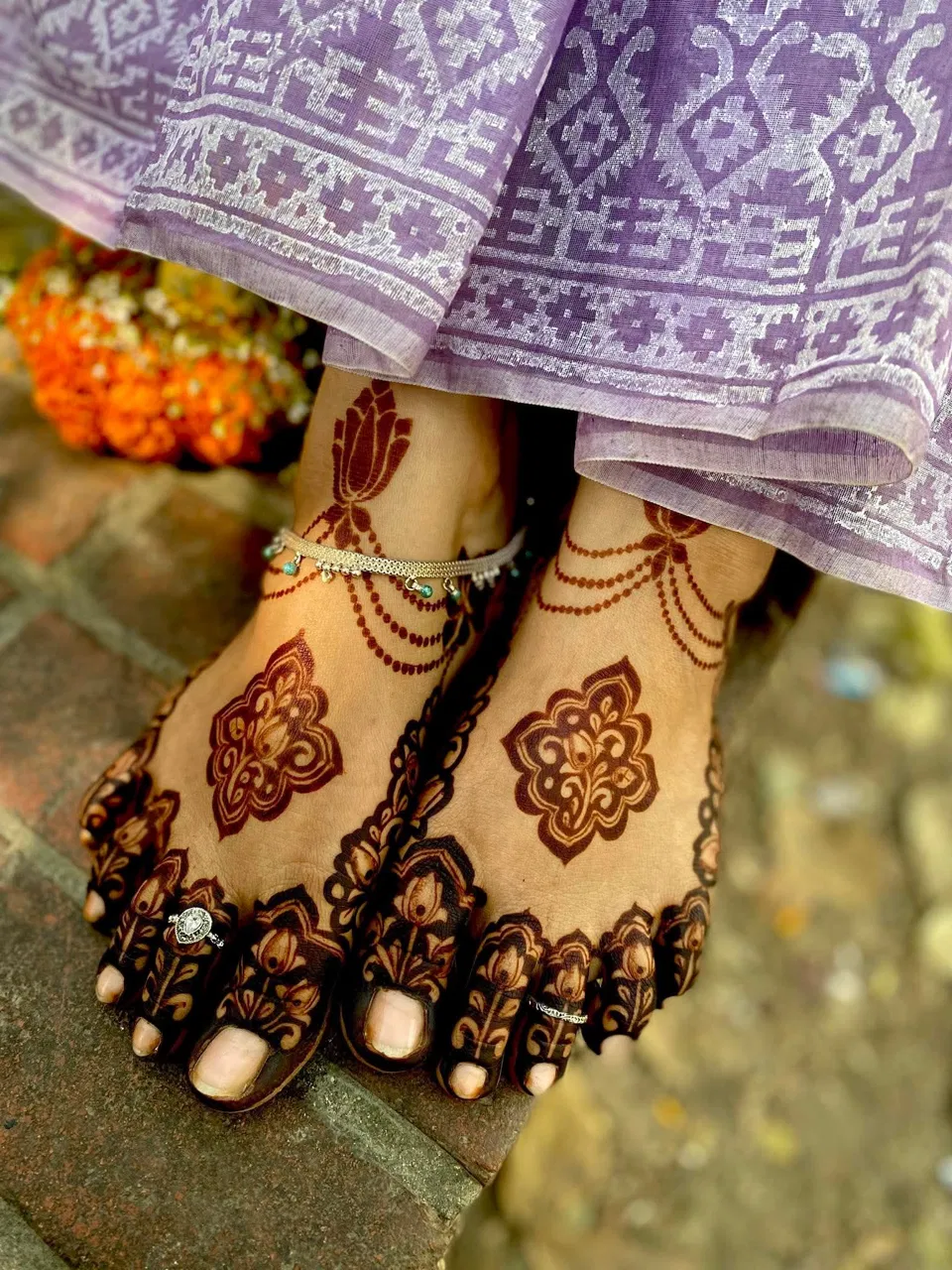Bridal Simple Foot Mehndi Design with Gol Tikki (2)