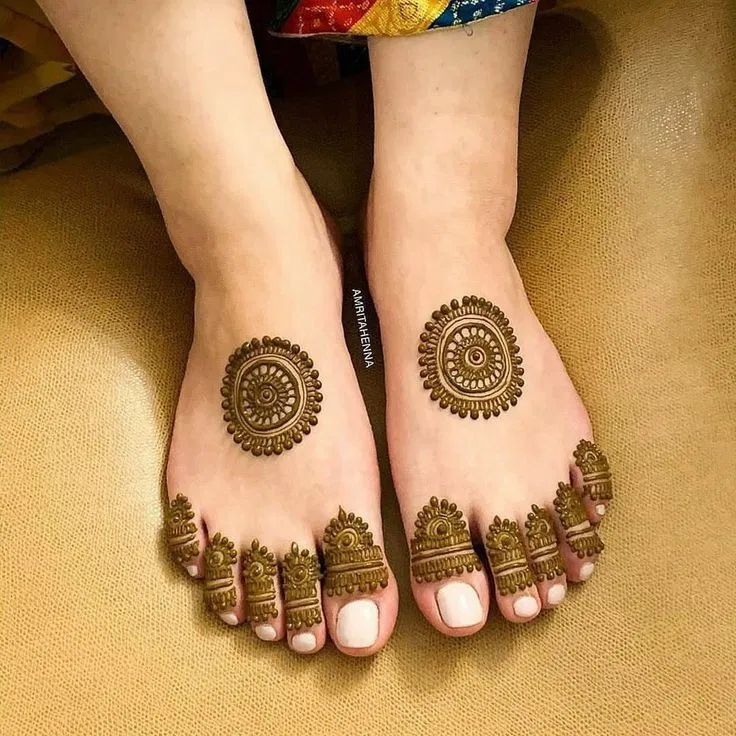 Simple Back Hand Mehndi Design with Gol Tikki and Figures