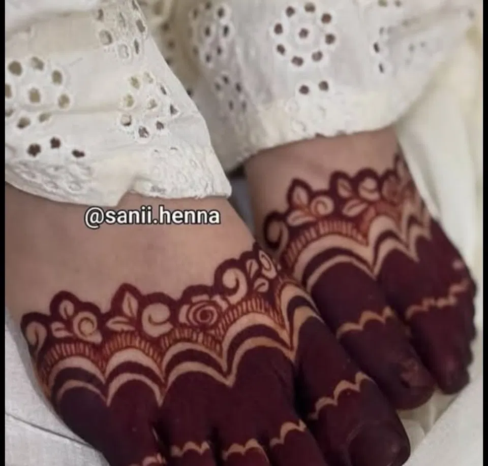 Arabic Simple Foot Mehndi Design with Flowers (3)