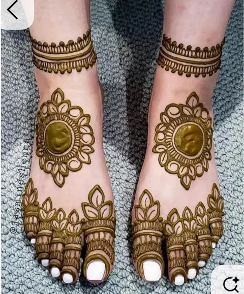 simple stylish circle back hand mehndi design