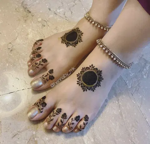 indian simple circle foot mehndi design