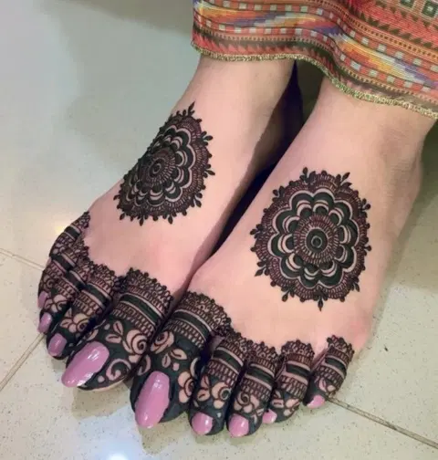 simple stylish circle finger mehndi design