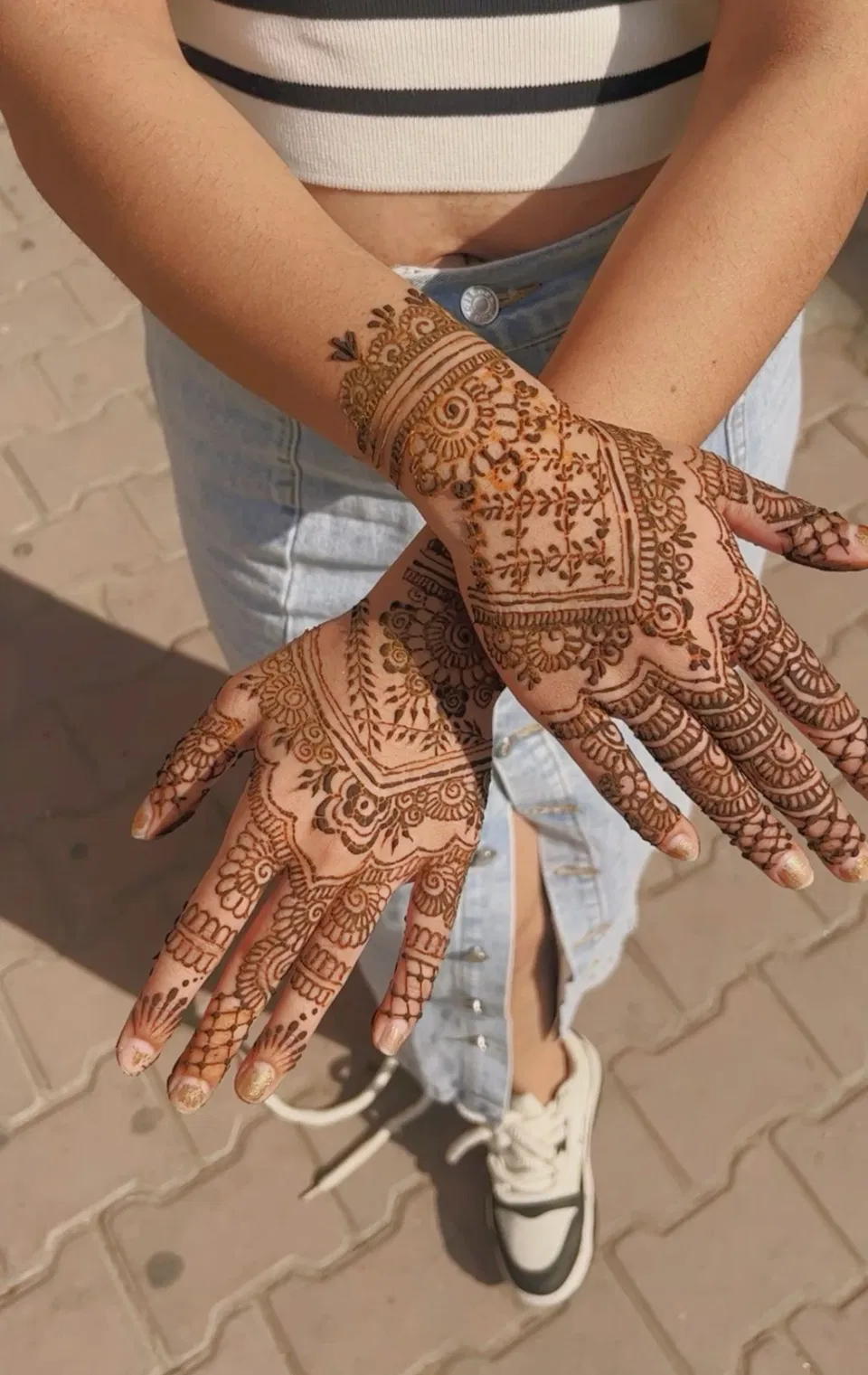 Simple Front Hand Mehndi Design for Karwa Chauth