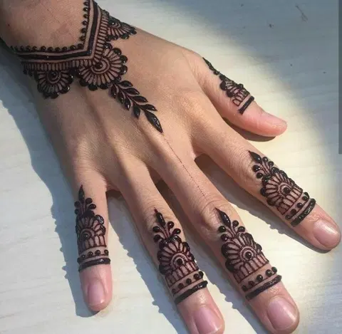 aesthetic simple circle back hand mehndi design