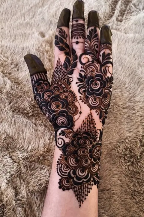 aesthetic arabic flower front hand mehndi design