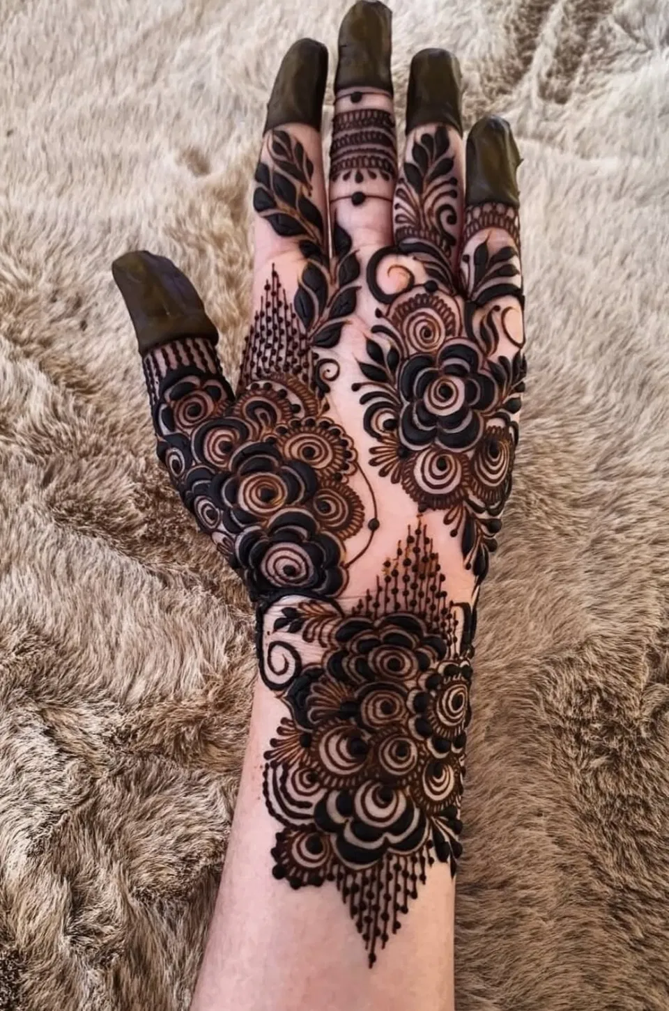 Aesthetic Arabic Front Hand Mehndi Design with Flowers (28)