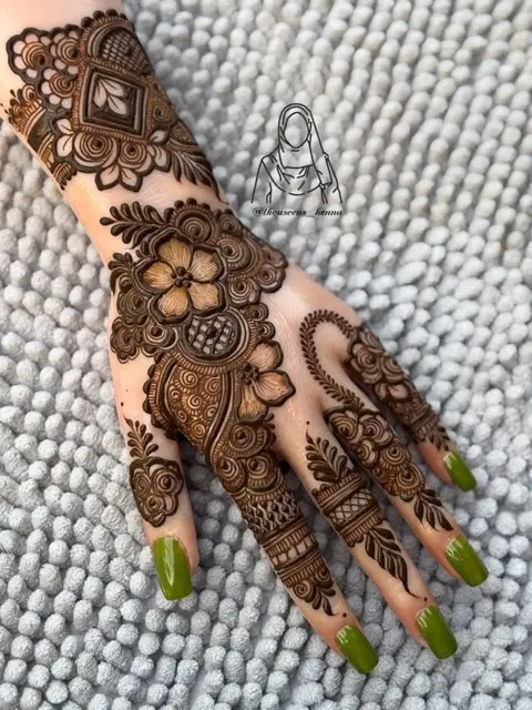 dubai stylish circle back hand mehndi design