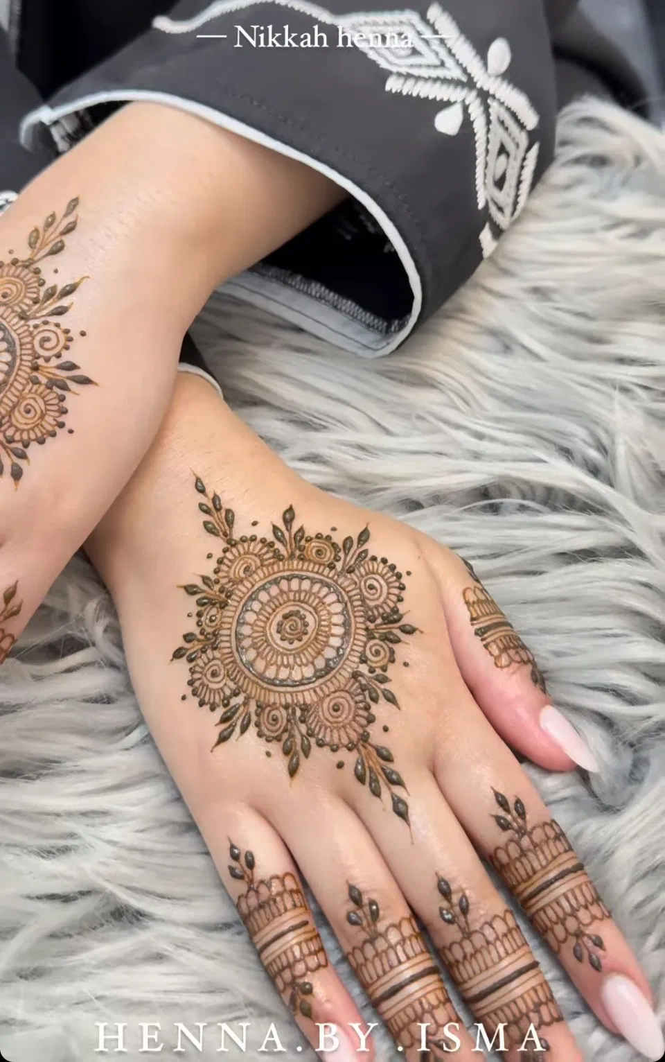 Arabic Pakistani Back Hand Mehndi Design with Gol Tikki and Flowers (2)