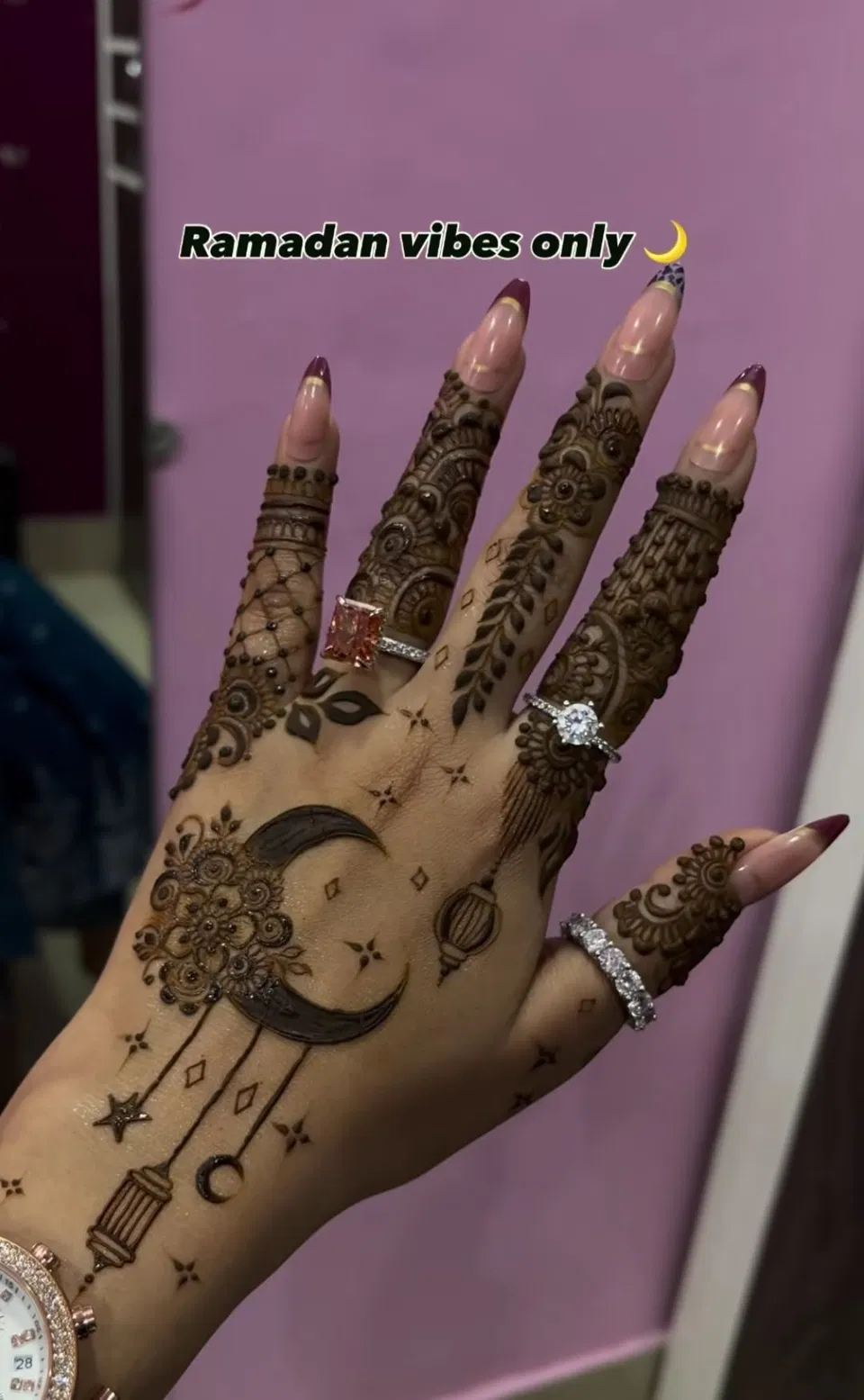 Aesthetic Simple Finger Mehndi Design with Moon for Eid (2)