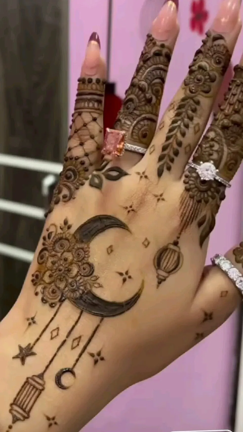 Arabic Simple Back Hand Mehndi Design with Jaal and Moon for Eid (3)