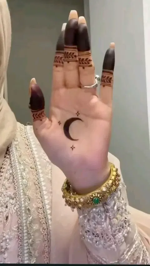 aesthetic simple moon front hand mehndi design