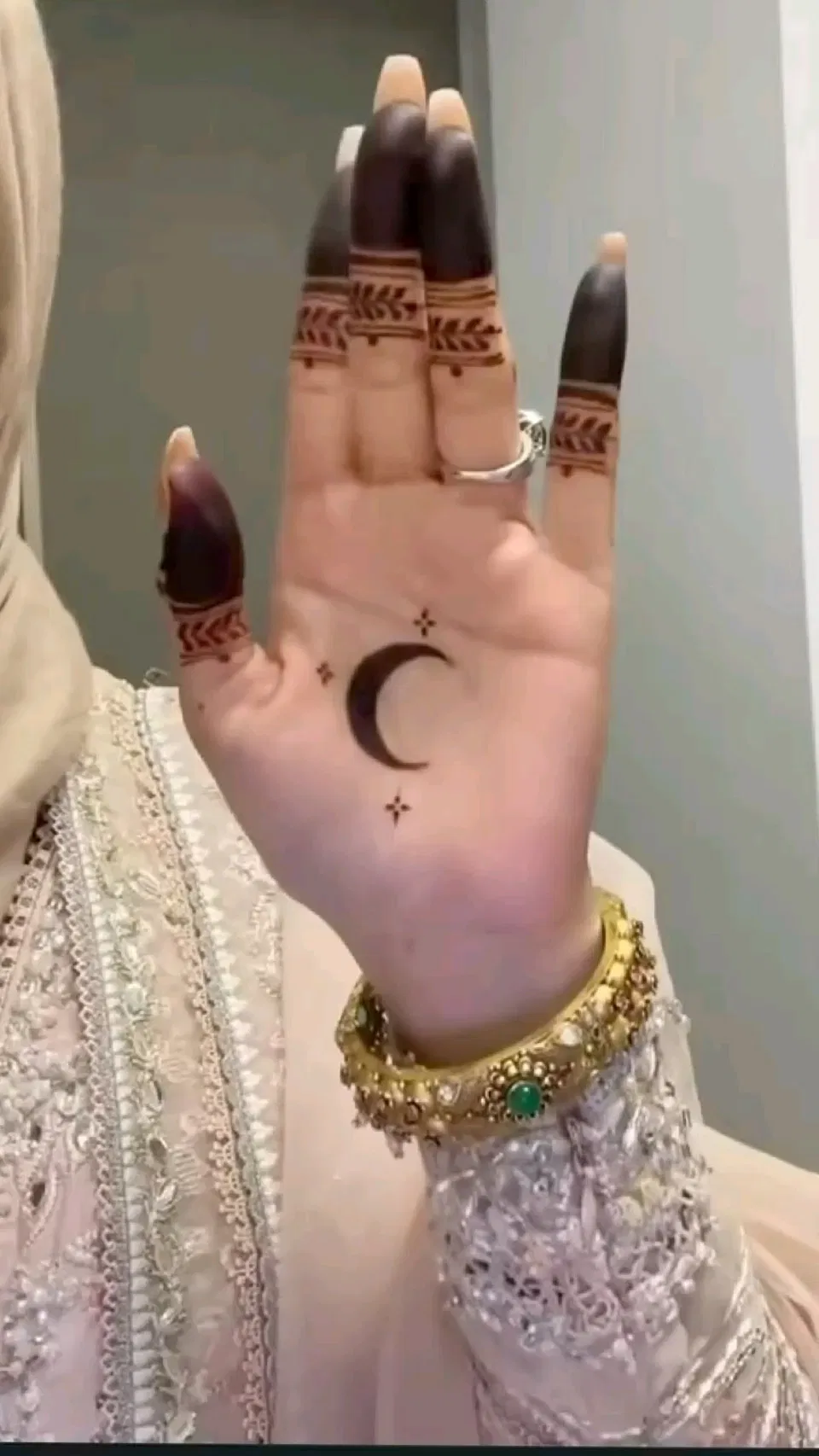 Aesthetic Simple Front Hand Mehndi Design with Moon for Eid (4)