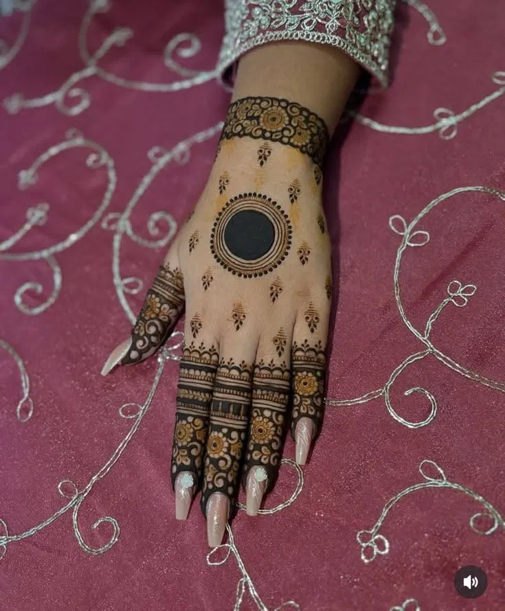 Aesthetic Simple Back Hand Mehndi Design with Gol Tikki (3)