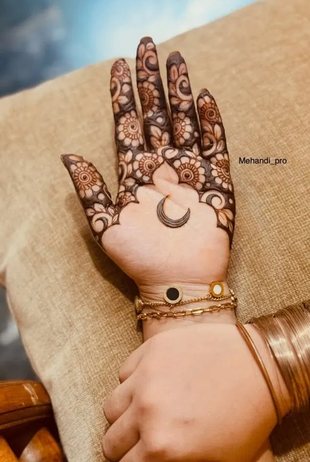 Aesthetic Simple Arm Mehndi Design with Moon for Eid