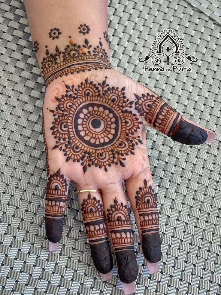 Arabic Bridal Front Hand Mehndi Design with Gol Tikki and Flowers for Karwa Chauth (5)