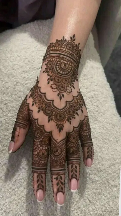 simple back hand mehndi design