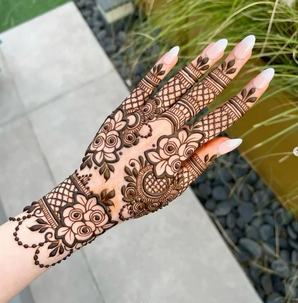 Aesthetic Arabic Back Hand Mehndi Design with Gol Tikki, Flowers and Jaal for Diwali (18)