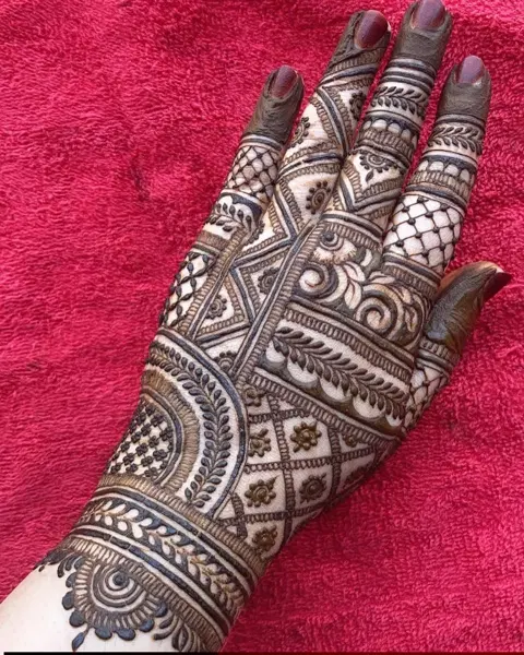 bridal stylish back hand mehndi design
