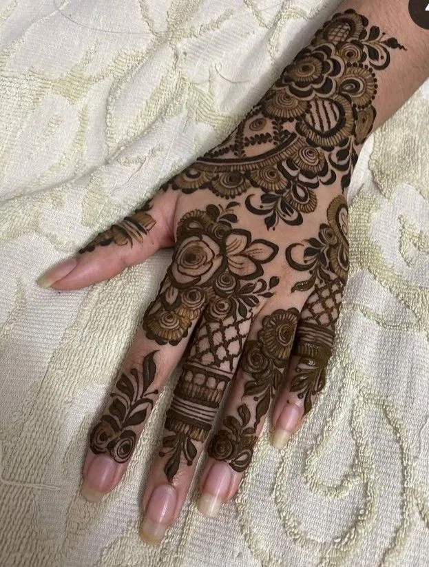 Bridal Simple Back Hand Mehndi Design with Gol Tikki (7)