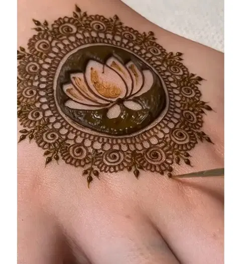 aesthetic circle back hand mehndi design