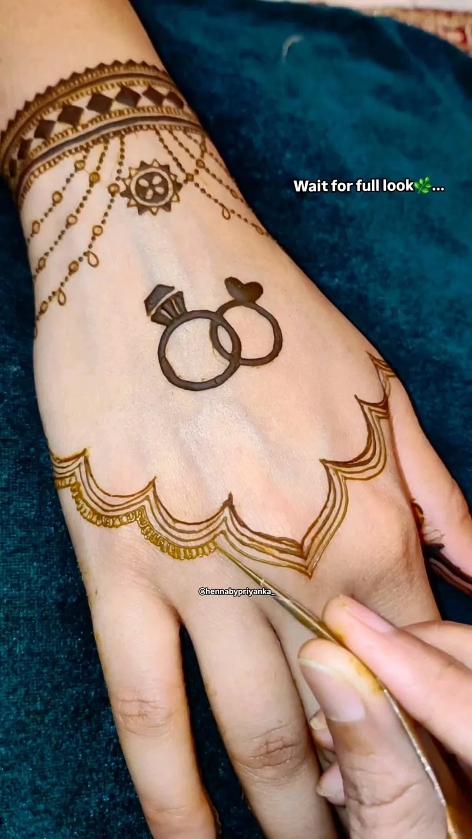 Bridal Simple Back Hand Mehndi Design for Engagement (5)