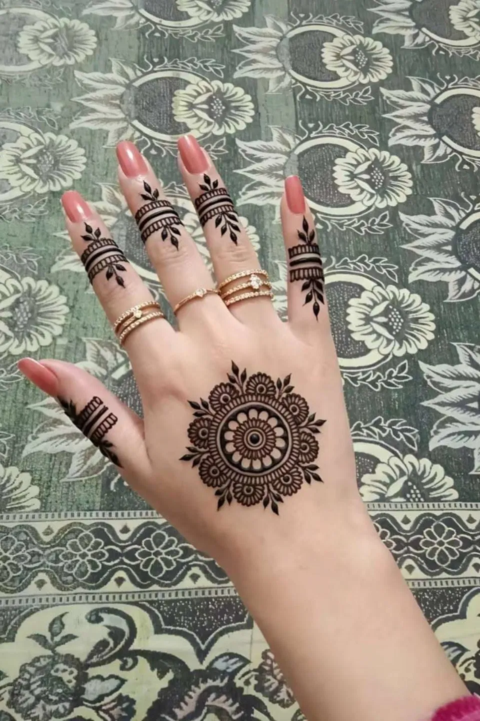 Arabic Bridal Back Hand Mehndi Design with Gol Tikki and Flowers (6)