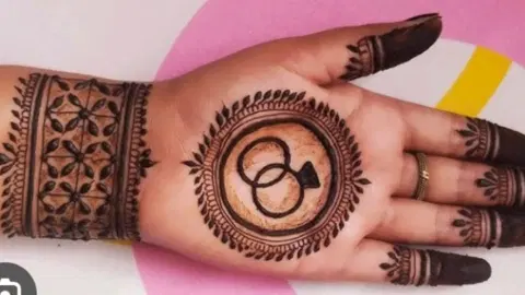 circle back hand mehndi design