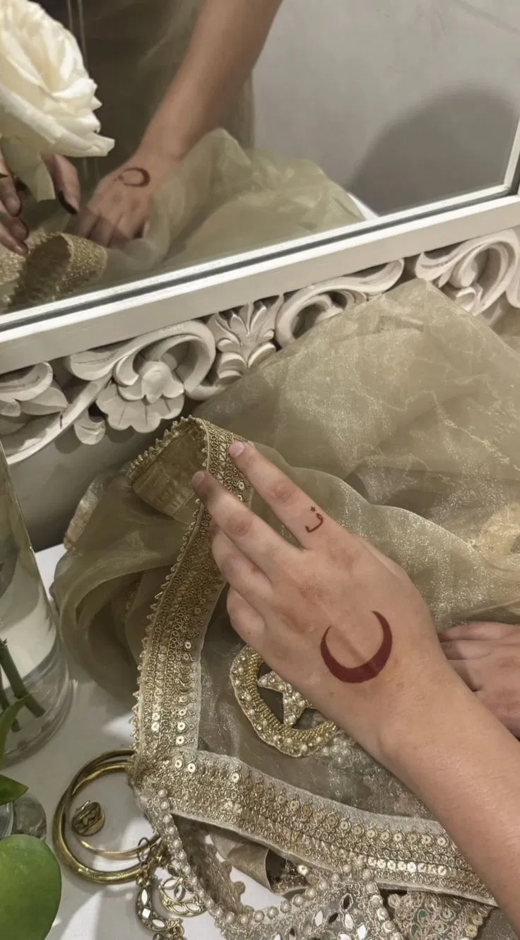 Aesthetic Minimal Finger Mehndi Design with Moon for Eid (4)