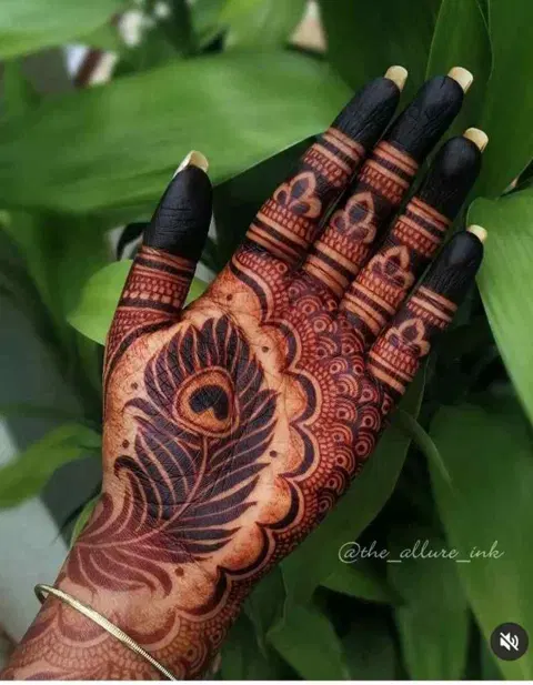 aesthetic bridal circle front hand mehndi design