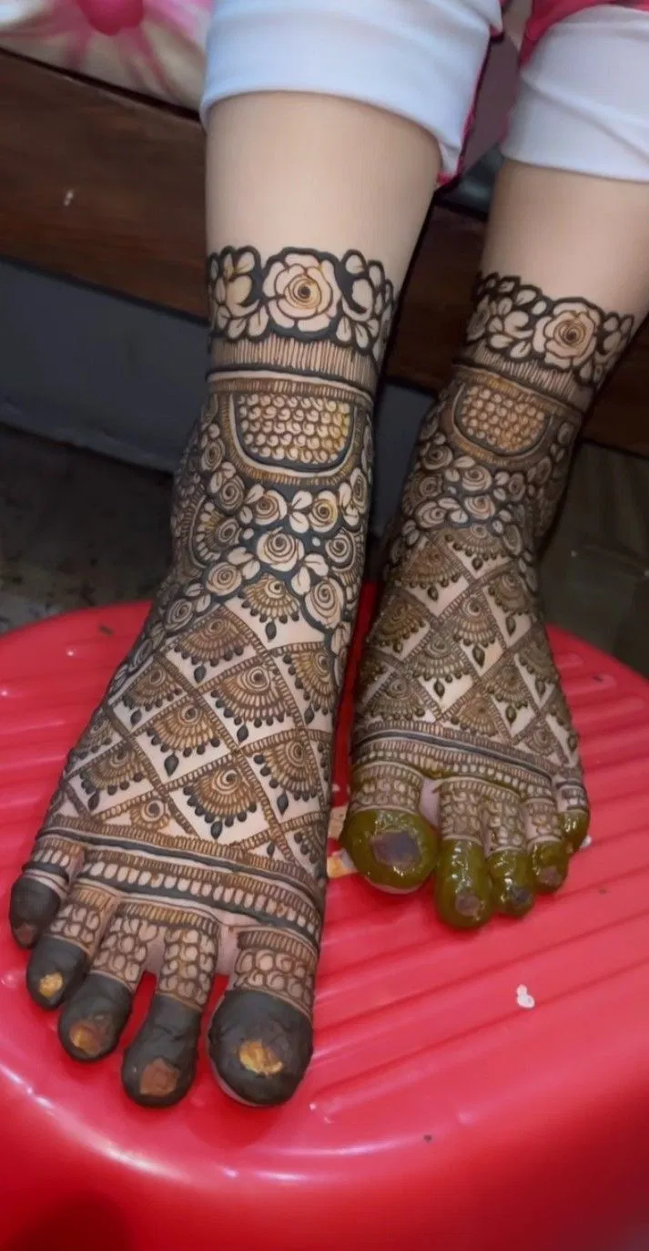 Bridal Indian Foot Mehndi Design with Figures (19)
