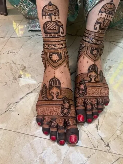 bridal indian figure foot mehndi design