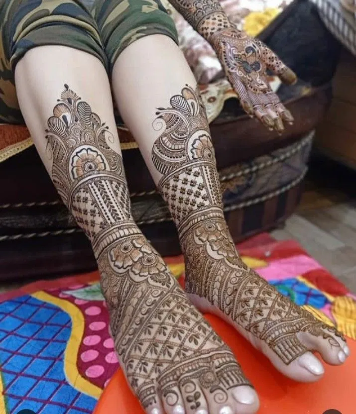 Bridal Indian Foot Mehndi Design with Figures (21)