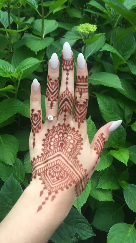 aesthetic simple circle front hand mehndi design