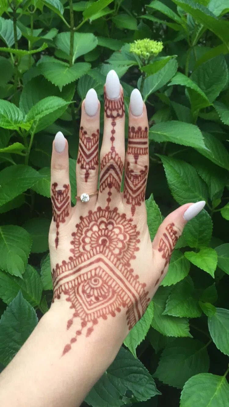 Aesthetic Simple Front Hand Mehndi Design with Gol Tikki and Lotus