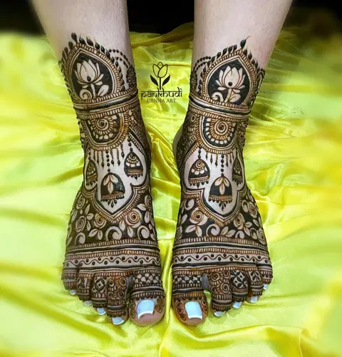 bridal indian figure foot mehndi design