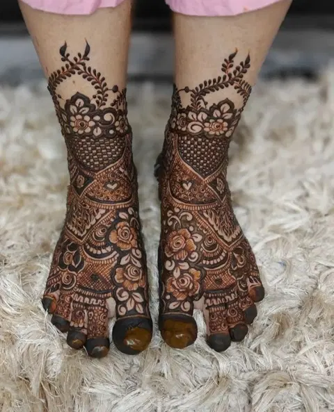 bridal indian figure back hand mehndi design