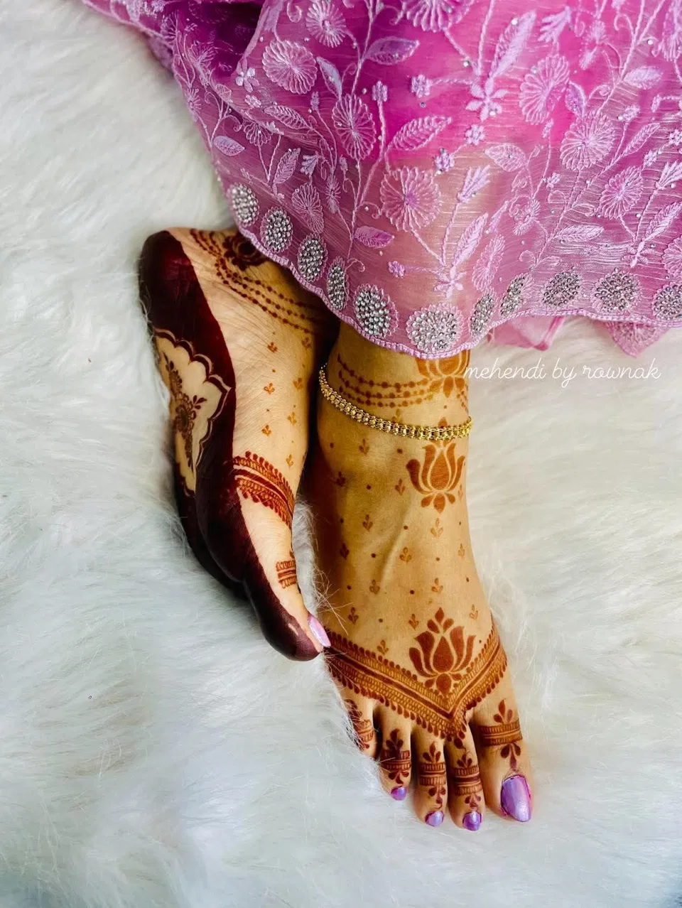 Bridal Indian Foot Mehndi Design with Gol Tikki and Figures (5)