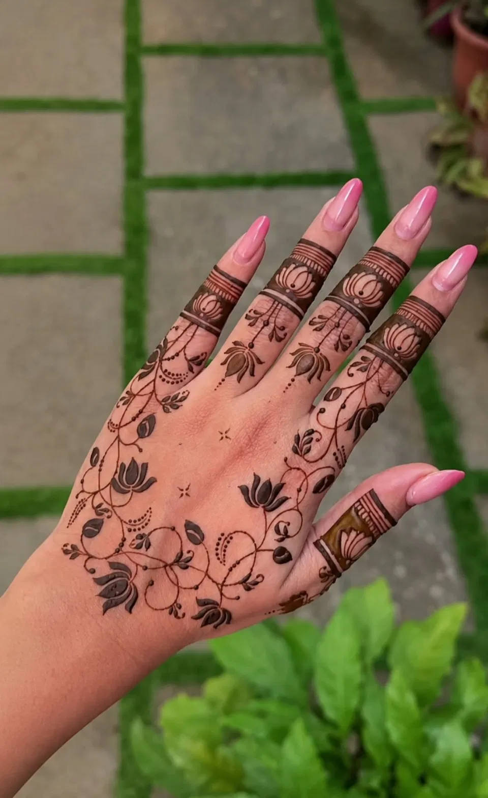 Aesthetic Simple Finger Mehndi Design with Gol Tikki, Flowers and Lotus (3)