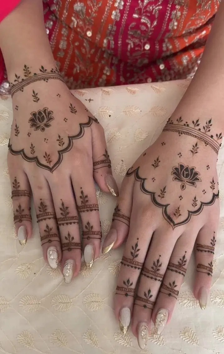Aesthetic Simple Back Hand Mehndi Design with Lotus for Eid (3)