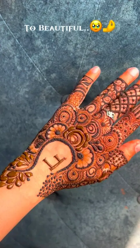 stylish flower mehndi design