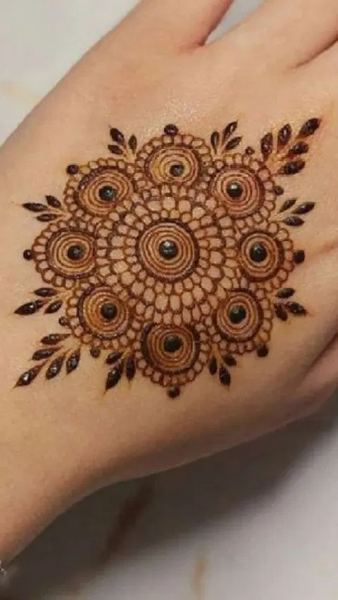 aesthetic minimal circle front hand mehndi design