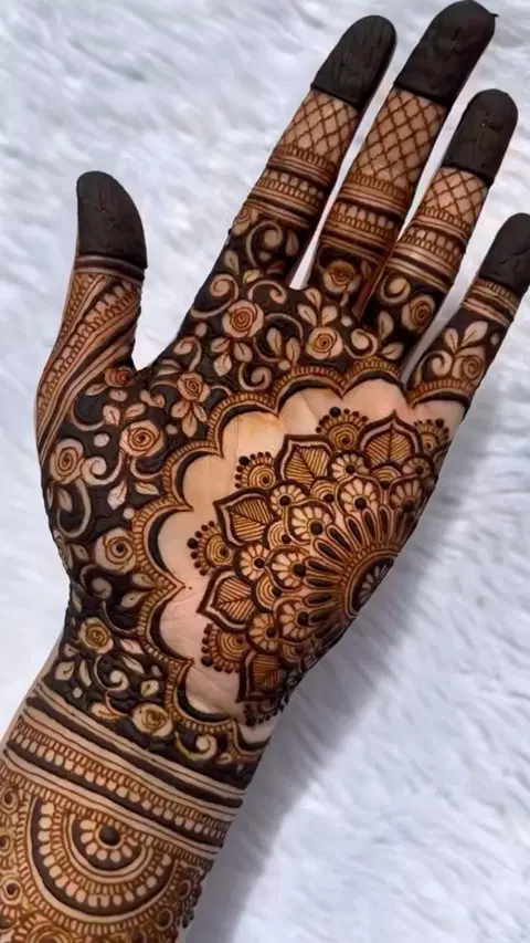 stylish circle front hand mehndi design