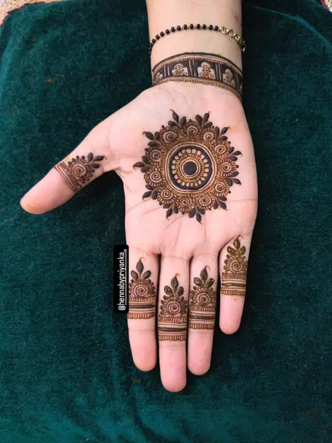 simple circle front hand mehndi design