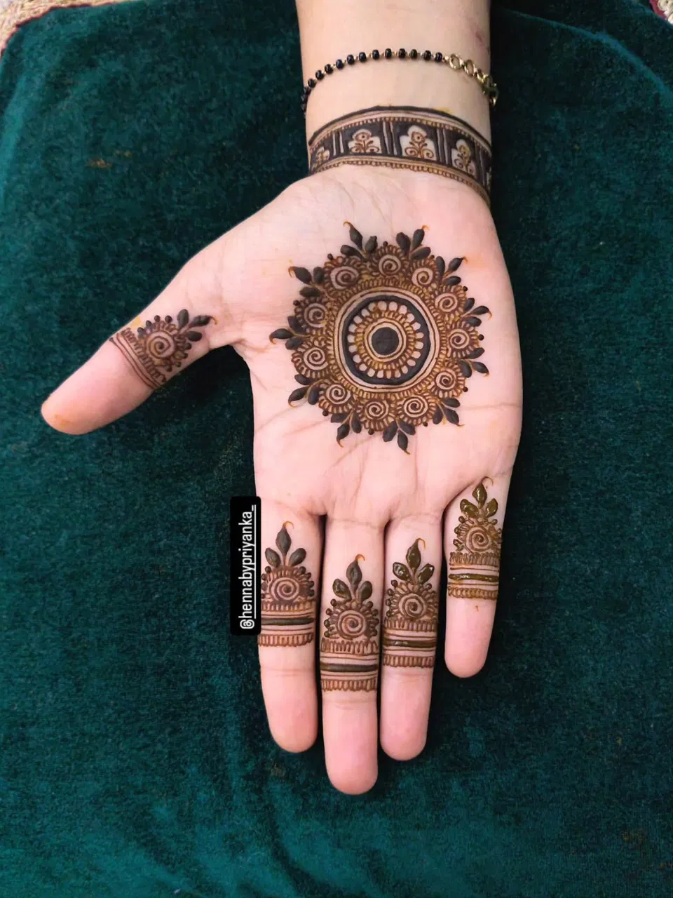 Simple Front Hand Mehndi Design with Gol Tikki (2)