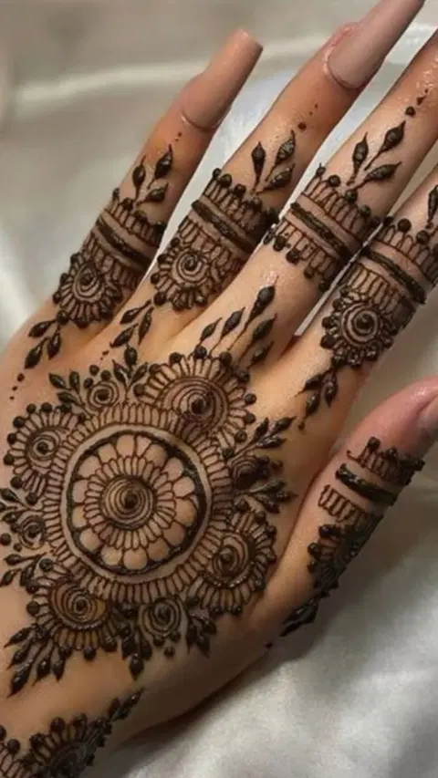 aesthetic simple circle finger mehndi design